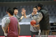王治郅赛前投篮游戏获胜放肆庆祝 八一男篮备战气氛火热