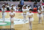 冬日里的暖萌旋风：八一主场篮球宝贝上演可爱拐棍舞