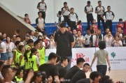 姚明内江之行全记录：屈膝指导小球员，以体育人播撒篮球火种