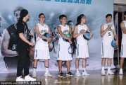 周杰伦裹头巾英姿飒爽现身球场 携富邦勇士为偏乡学童点燃篮球梦