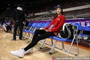 女篮名将许诺亮相全明星赛，长腿抢镜与孟达自拍获赠王治郅签名