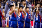小小少年闯入CBA赛场，专注眼神抢镜成最萌风景线