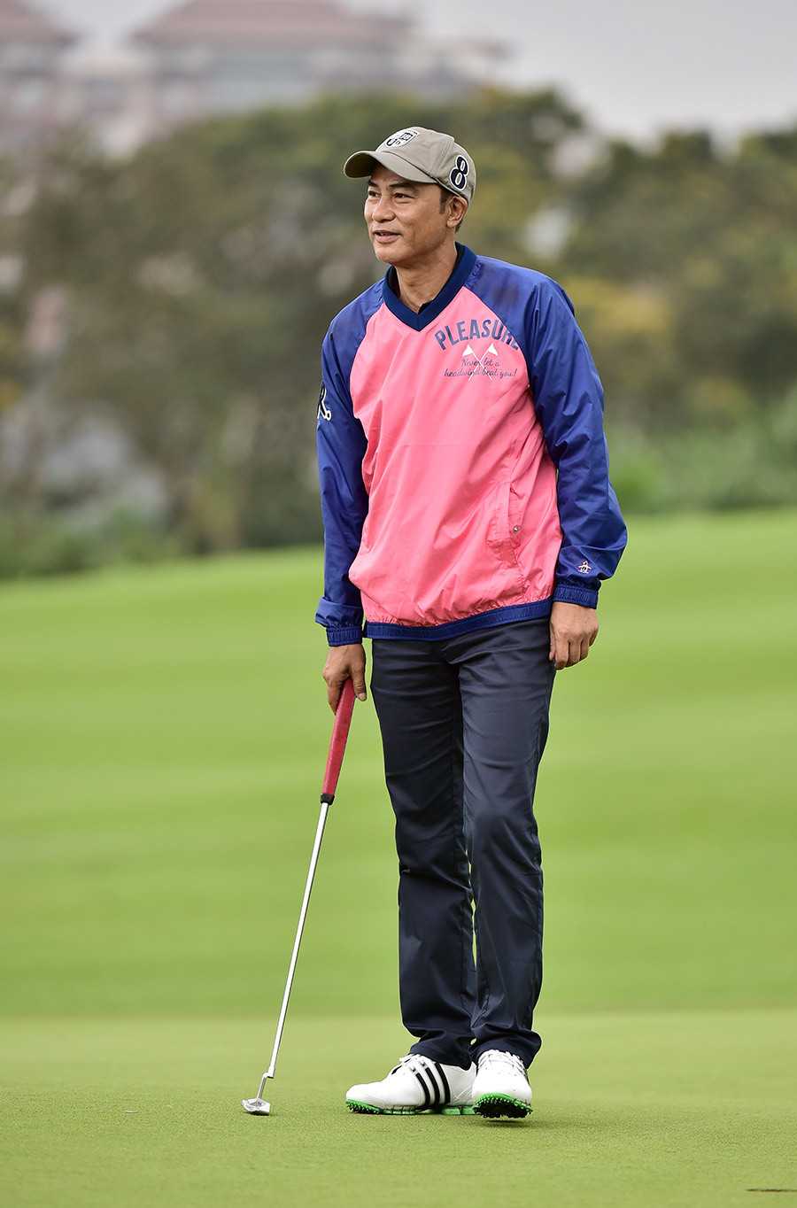 中国高尔夫球员林希妤充满自信地阔步行走在球道上，展现出职业运动员的专注与力量感