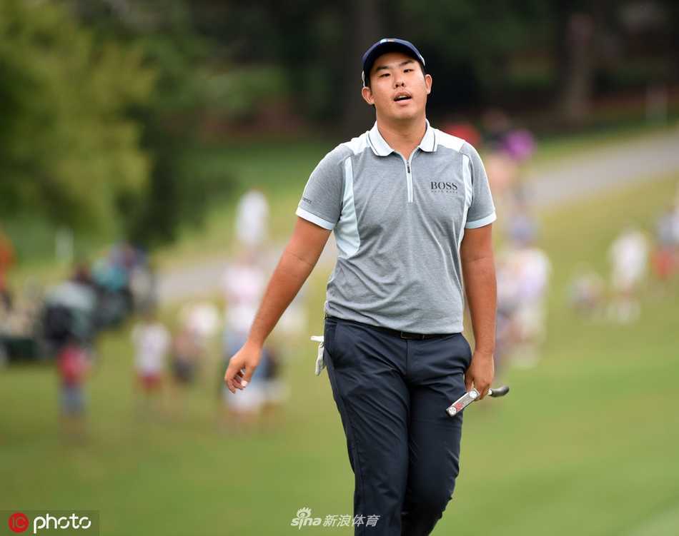 J.T.波士顿与球童并肩而行，商讨关键球策略，团队合作无间