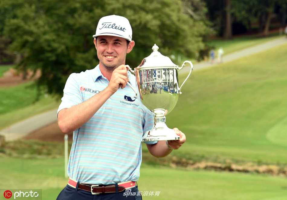 J.T.波士顿在第18洞果岭握拳怒吼，激情释放夺冠瞬间