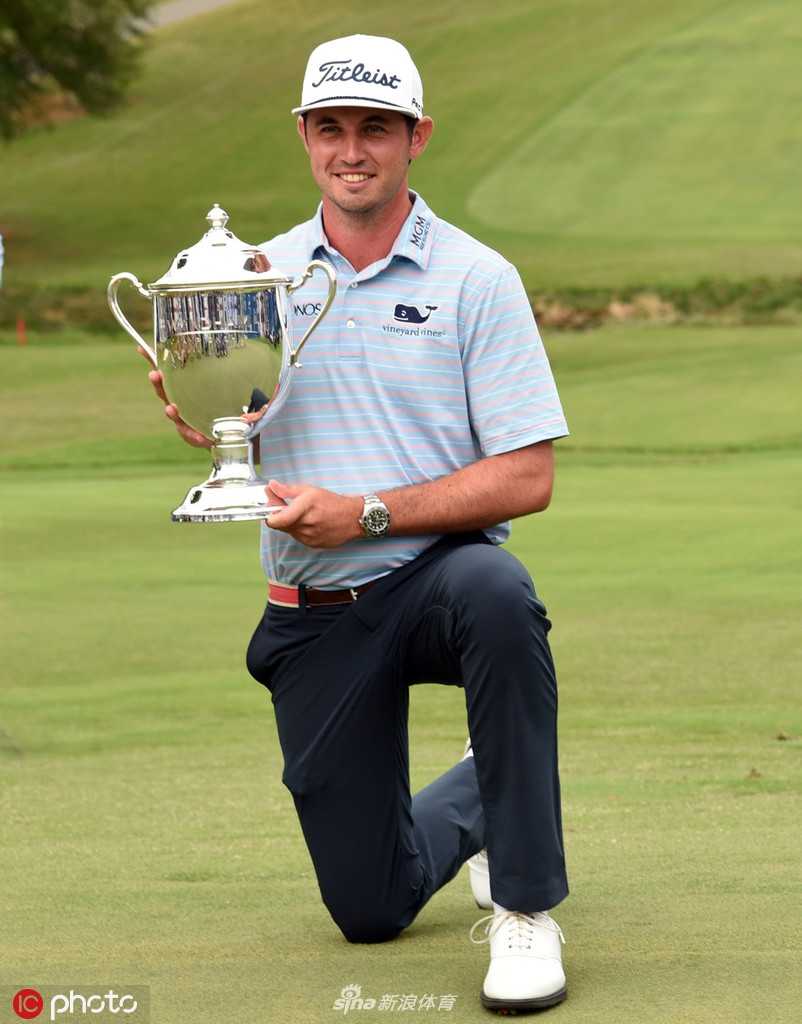 安秉勋全神贯注凝视小球线路，展现顶尖球员的专注力