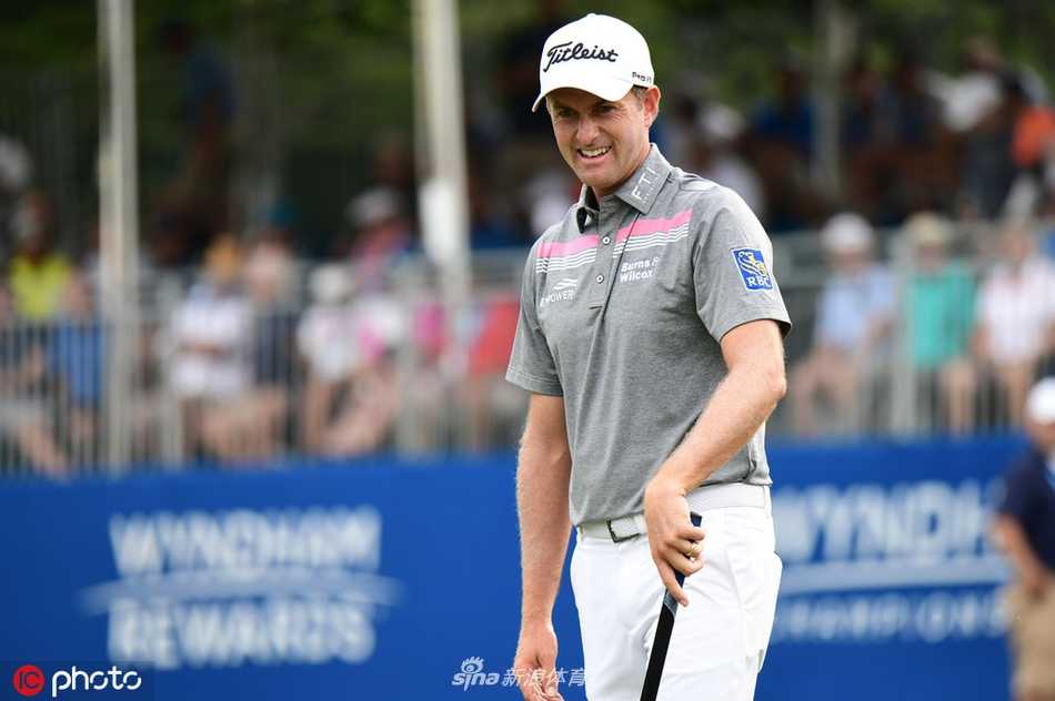 韦伯-辛普森沙坑救球瞬间，沙砾飞溅彰显精湛短杆技术