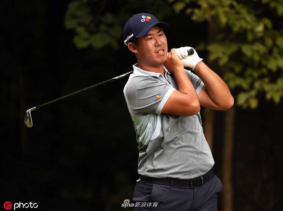 冠军波士顿深情亲吻奖杯，喜悦之情溢于言表