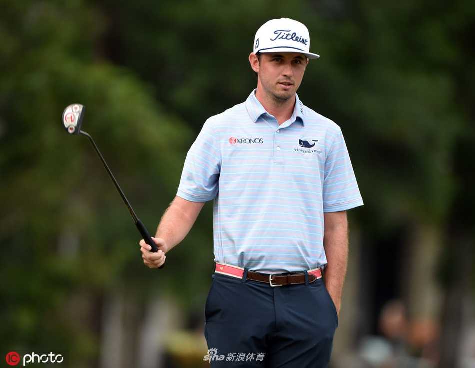 夕阳下球员走过球道，身影拉长构成一幅宁静而唯美的高尔夫画卷