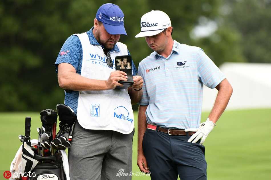 观众聚集在果岭周围，共同见证冠军推入制胜一杆的紧张时刻