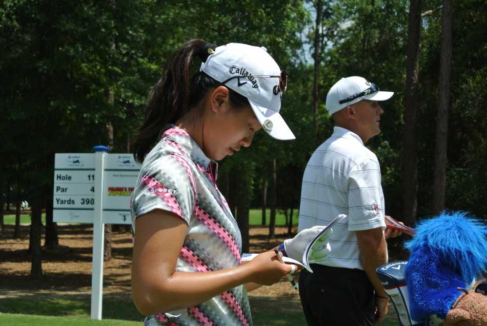 果岭上的戏剧瞬间与竞逐之路 高尔夫球车在晴朗天空下驶过翠绿球道,成为球场上一道宁静的风景线