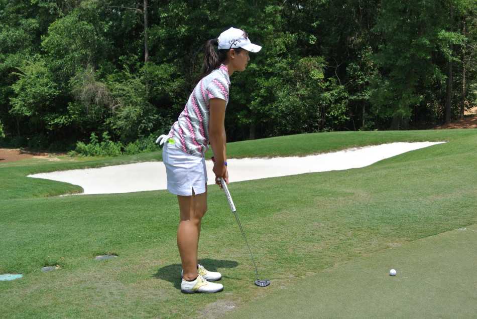 果岭上的戏剧瞬间与竞逐之路 球员在果岭上优雅推杆后,做出一个完整而流畅的收杆动作,姿态平衡而稳定