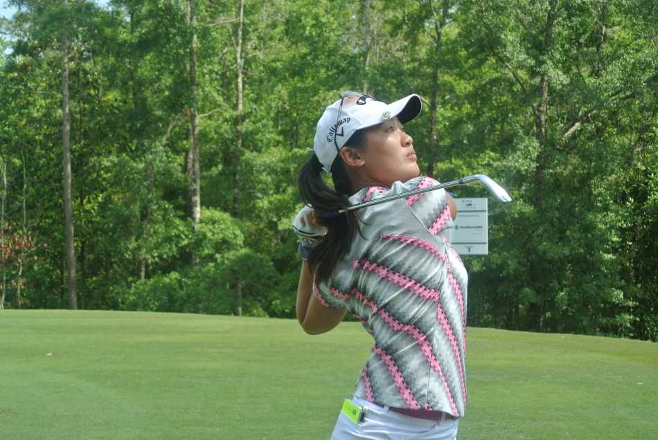 果岭上的戏剧瞬间与竞逐之路 一架飞机拖着长长的尾迹,从湛蓝如洗的球场上空静静飞过