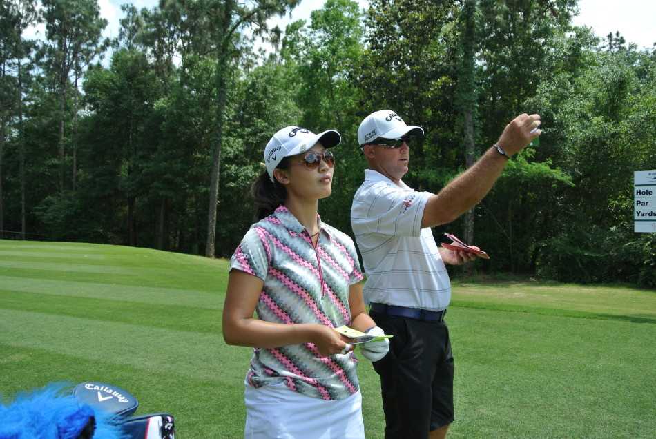 果岭上的戏剧瞬间与竞逐之路 著名球员宝拉·克里默在比赛中果断挥杆击球,展现出顶级选手的力量与技巧