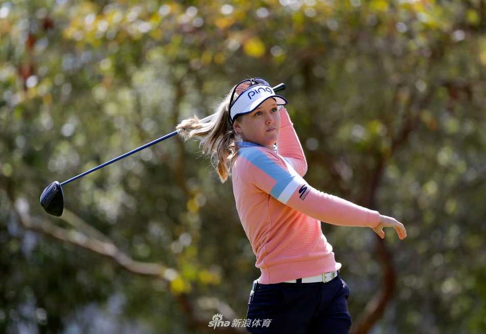 冠军金世煐捧起奖杯瞬间绽放笑容，身后是美丽的湖景与夕阳