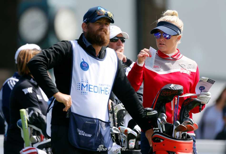 冯珊珊在球道上优雅挥杆，晨光勾勒出她流畅的击球姿态