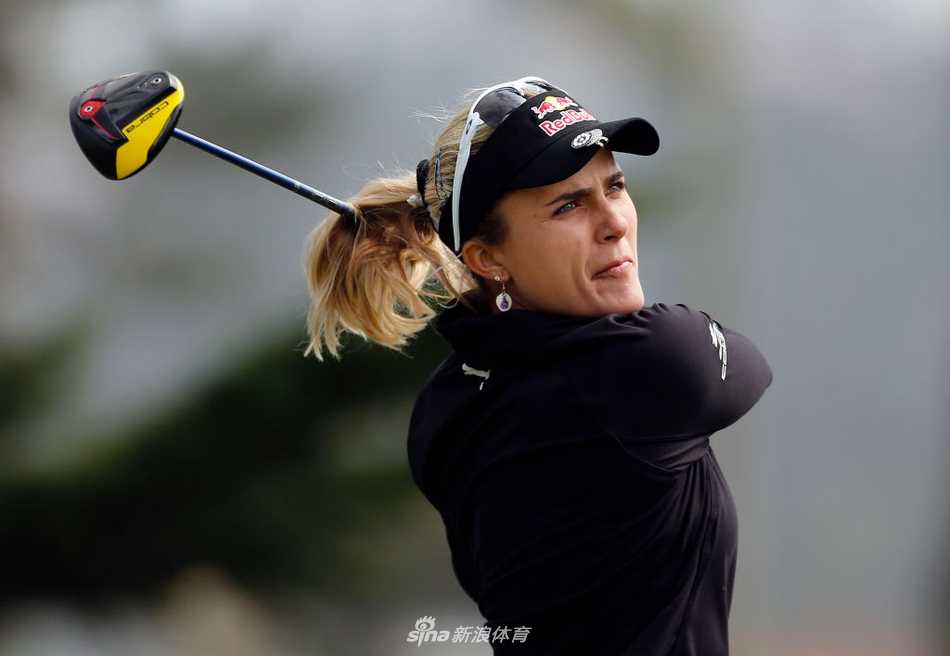 加洞赛紧张一刻，球员在果岭上凝神观察推杆线路