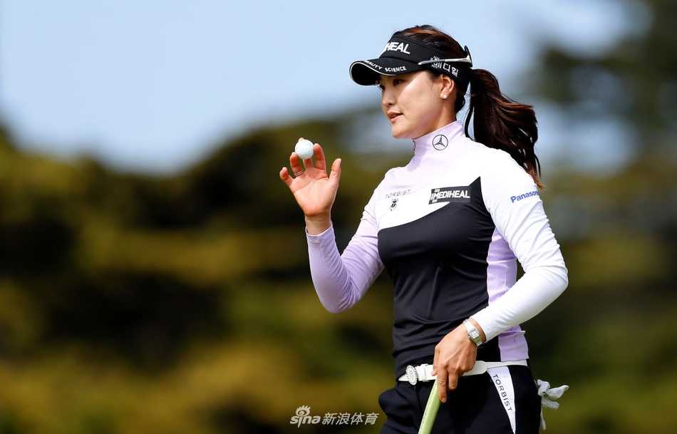 金世煐在默塞德湖球场的关键推杆，眼神专注，决胜时刻一触即发