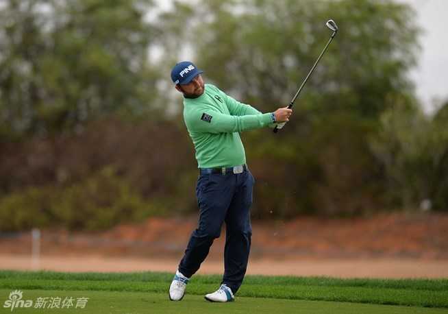 果岭上的策略博弈与专注魅力 安迪·苏利文正在进行全力挥杆,身体充分扭转,力量与优雅的姿势在瞬间完美定格。