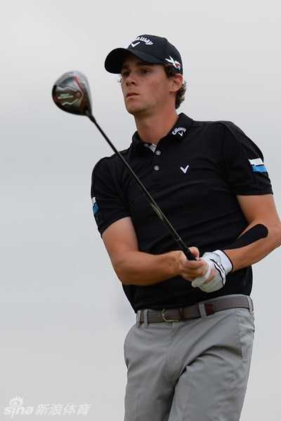 果岭上的策略博弈与专注魅力 本德·维斯伯格在球道上准备攻果岭一击,他目光如炬,正全神贯注地审视着前方的目标。