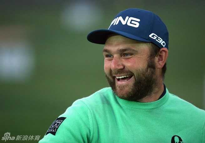 果岭上的策略博弈与专注魅力 汤米·弗利特伍德在推杆后保持专注,目光跟随小球滚动,其经典形象展现了他一贯的沉稳与优雅。