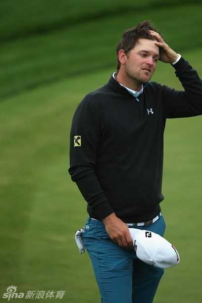 果岭上的策略博弈与专注魅力 尼克拉斯·考赛茨正在处理一记困难的切球,他的身体姿态保持着良好的平衡,准备将球从棘手的球位中解救出来。