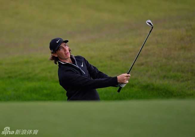 果岭上的策略博弈与专注魅力 托马斯·皮特斯在比赛中表情坚毅而专注,眼神紧盯着球的线路,仿佛正在脑海中预演整个救球过程。