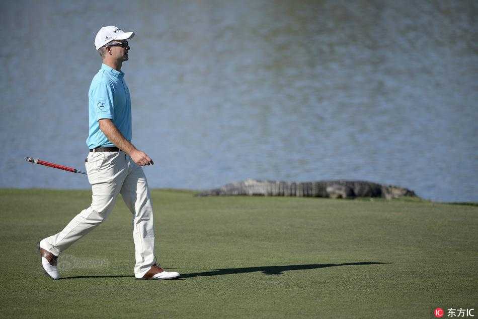 里奇-福勒在沙坑中优雅挥杆，沙砾飞溅的瞬间充满力量感与技巧性