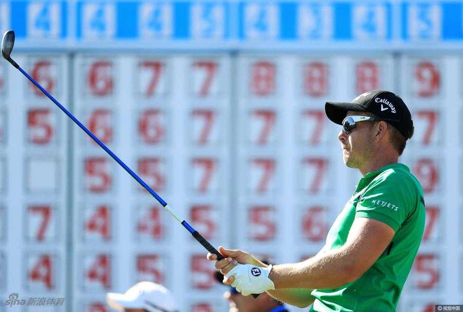 巴巴-沃森全力挥动一号木，身体扭转至极限，充满爆发力的动作被瞬间定格