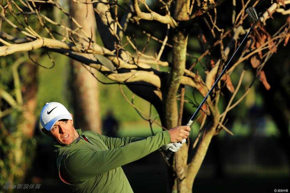 马修-菲茨帕特里克的球童单膝跪地，为其认真研判果岭上复杂的草纹与坡度