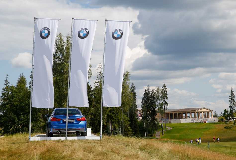 川村昌弘在开阔的球道上优雅挥杆，球杆划出一道流畅的弧线，与远山绿树构成和谐画面