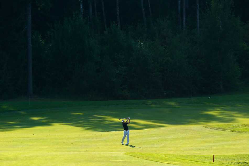 卡皮罗全力开球，身体在空中旋转如舞者，草地因力量而微颤，观众屏息仰望