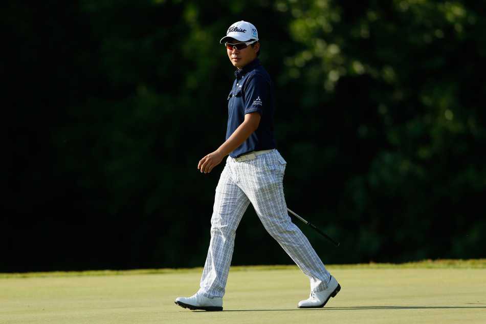 彩色俄罗斯套娃杆套立在球包旁，笑容憨态可掬，为严肃赛场增添一抹童话色彩