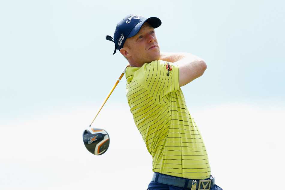 明媚阳光下，果岭如翡翠镶嵌于大地，球洞旗幔轻扬，勾勒出高尔夫运动的静谧美学