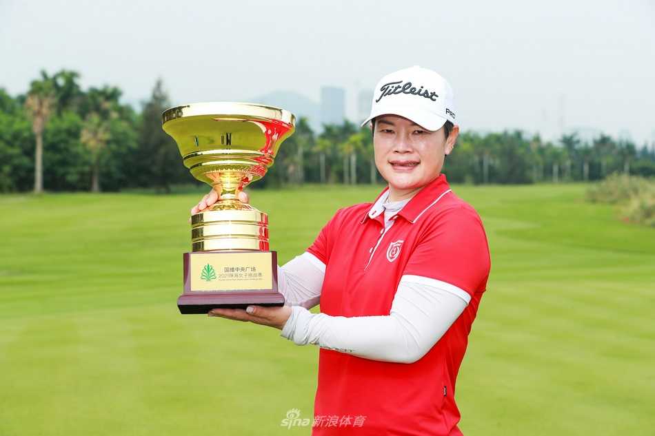 决赛轮关键一击，潘艳红全神贯注挥杆，球杆划破空气直指果岭