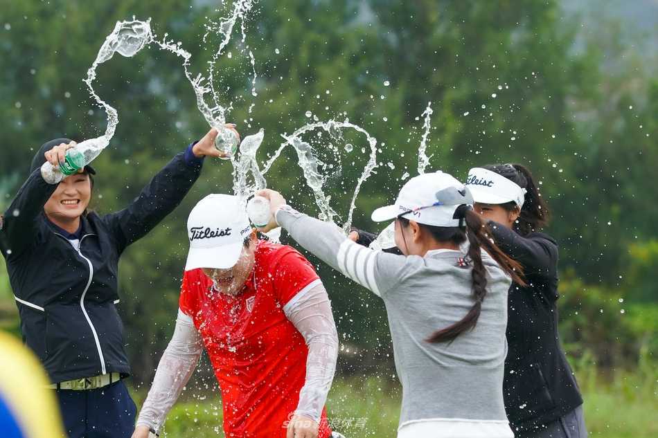 潘艳红与年轻球员同场竞技，专注果岭推杆，展现跨越年龄的竞技风采