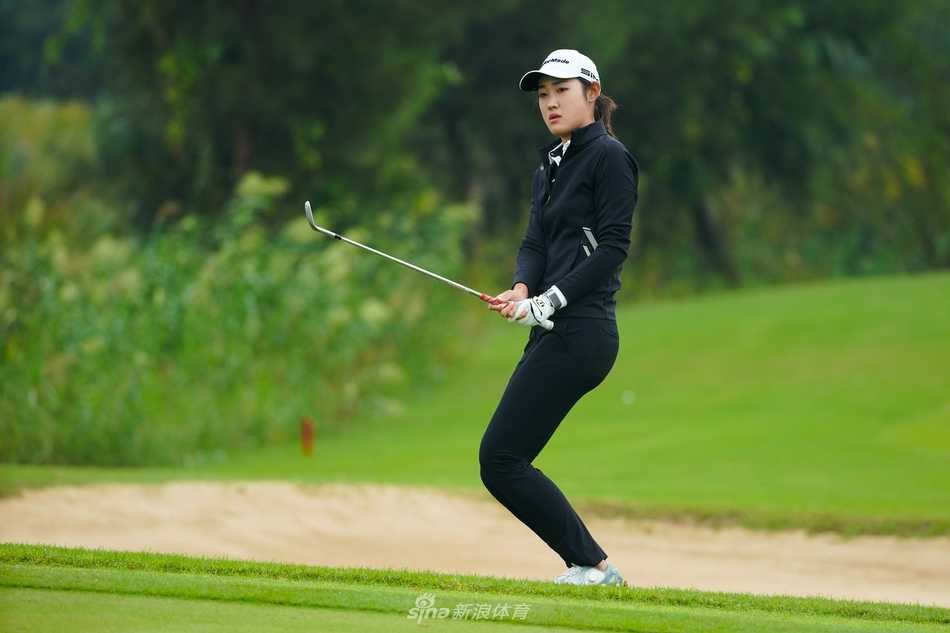 冠军与赛事嘉宾、工作人员及志愿者温馨合影，共享团队支持的荣耀时刻