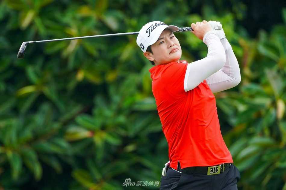 胜利时刻，潘艳红激动振臂欢呼，积压六年的情感在此刻尽情释放