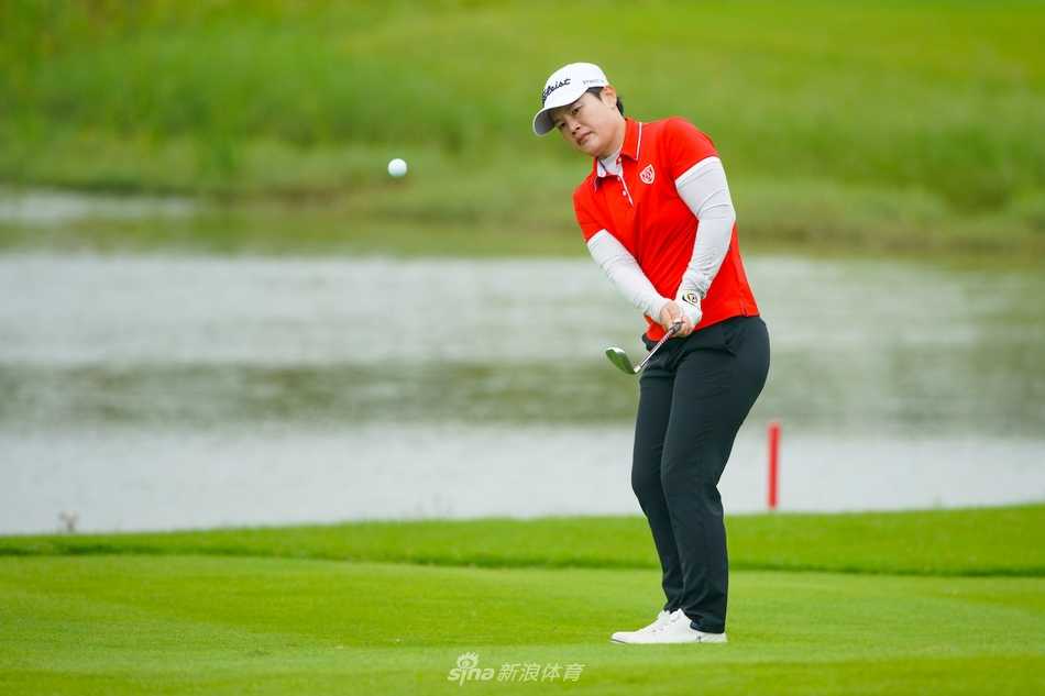 颁奖典礼上，潘艳红从嘉宾手中郑重接过象征荣耀的冠军奖杯