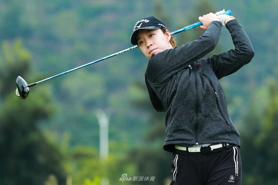 潘艳红与同场竞技的球员们齐聚一堂，笑容中充满了相互的鼓励与比赛的友谊