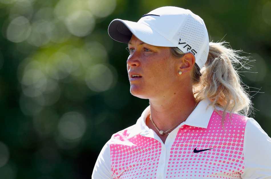 纳塔莉·古尔比斯绽放迷人笑容，正热情地为一位小球迷的帽子签名，画面温馨有爱。