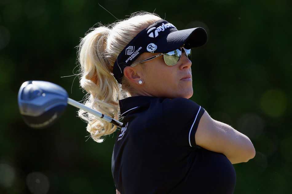 纳塔莉·古尔比斯全力挥杆，身姿舒展有力，阳光勾勒出其健美的身材线条，展现力量之美。