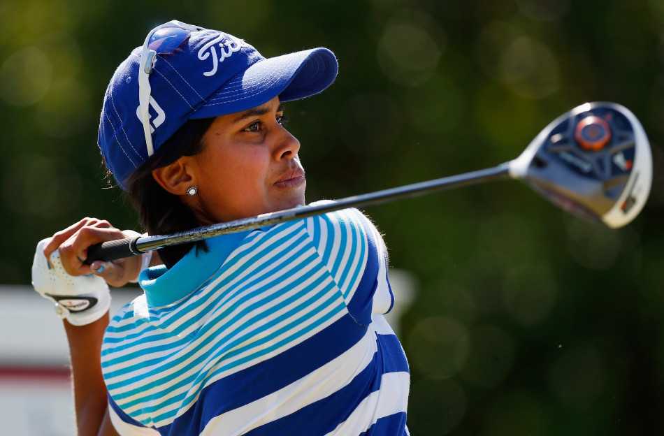 高尔夫球手在格拉纳达风格的球场完美挥杆，背景是独具特色的建筑与绿树，动作流畅而稳定。