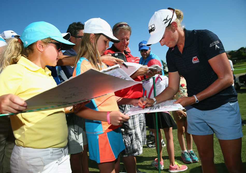 球员克莱尔在比赛中咬牙坚持击球，表情专注坚毅，生动体现了竞技体育的不屈精神。