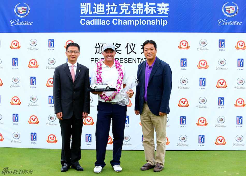 中国17岁业余小将陈子豪在五杆洞果岭边冷静观察，准备关键一切，展现超越年龄的沉稳。