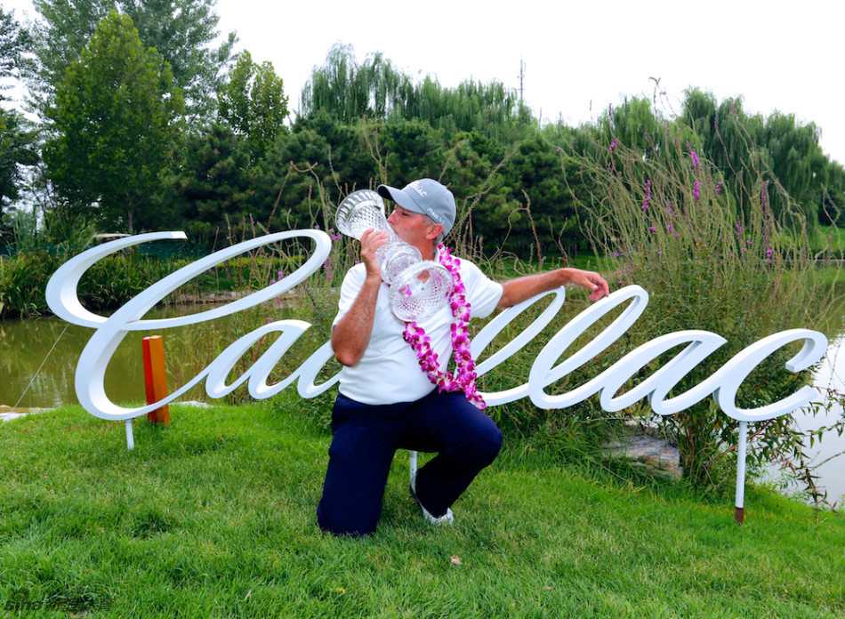 中国职业球员苏东在完成一记漂亮的击球后优雅收杆，动作流畅而充满自信。