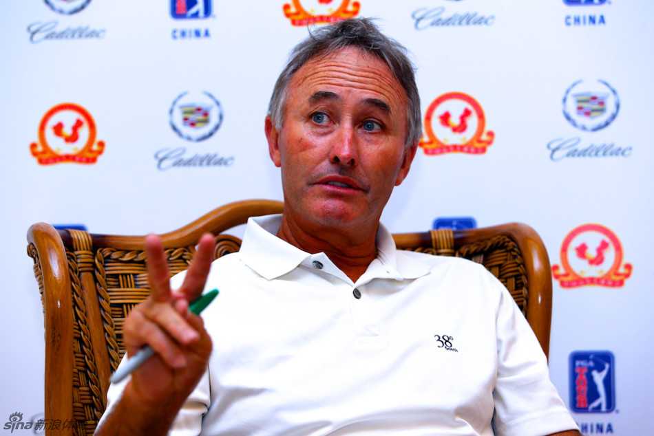 韩国实力选手赵落玄在比赛中凝神准备推杆，他在首轮曾以百分之百的上球道率和上果岭率技惊四座。