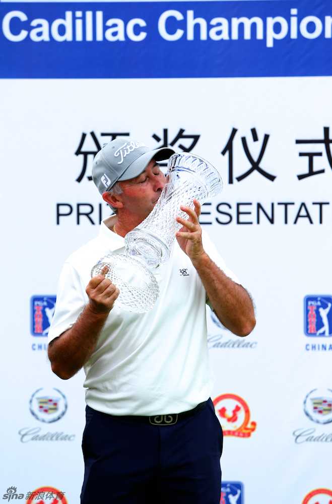 冠军捧杯时刻，麦肯齐高举奖杯，四周响起热烈掌声，整个赛场沐浴在胜利的荣光之中。