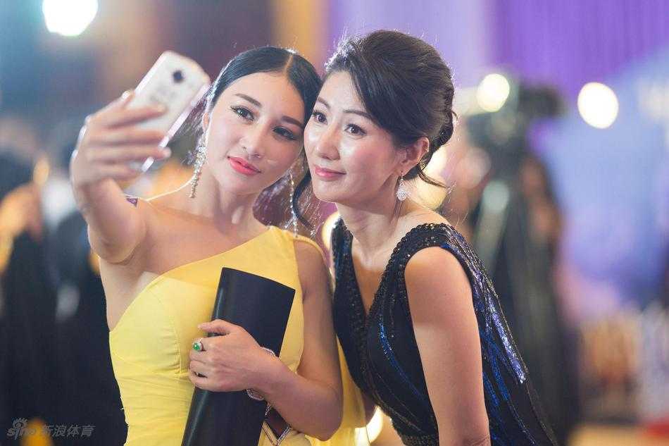 太平洋联盟与168球队合作活动现场，嘉宾齐聚背景板前，共同庆祝双方携手的重要时刻