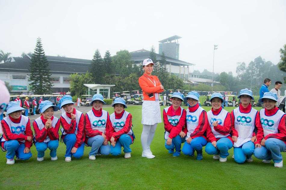 一位女性球手在球场欢快跳跃，身影灵动充满活力，瞬间释放了高尔夫运动带来的纯粹快乐